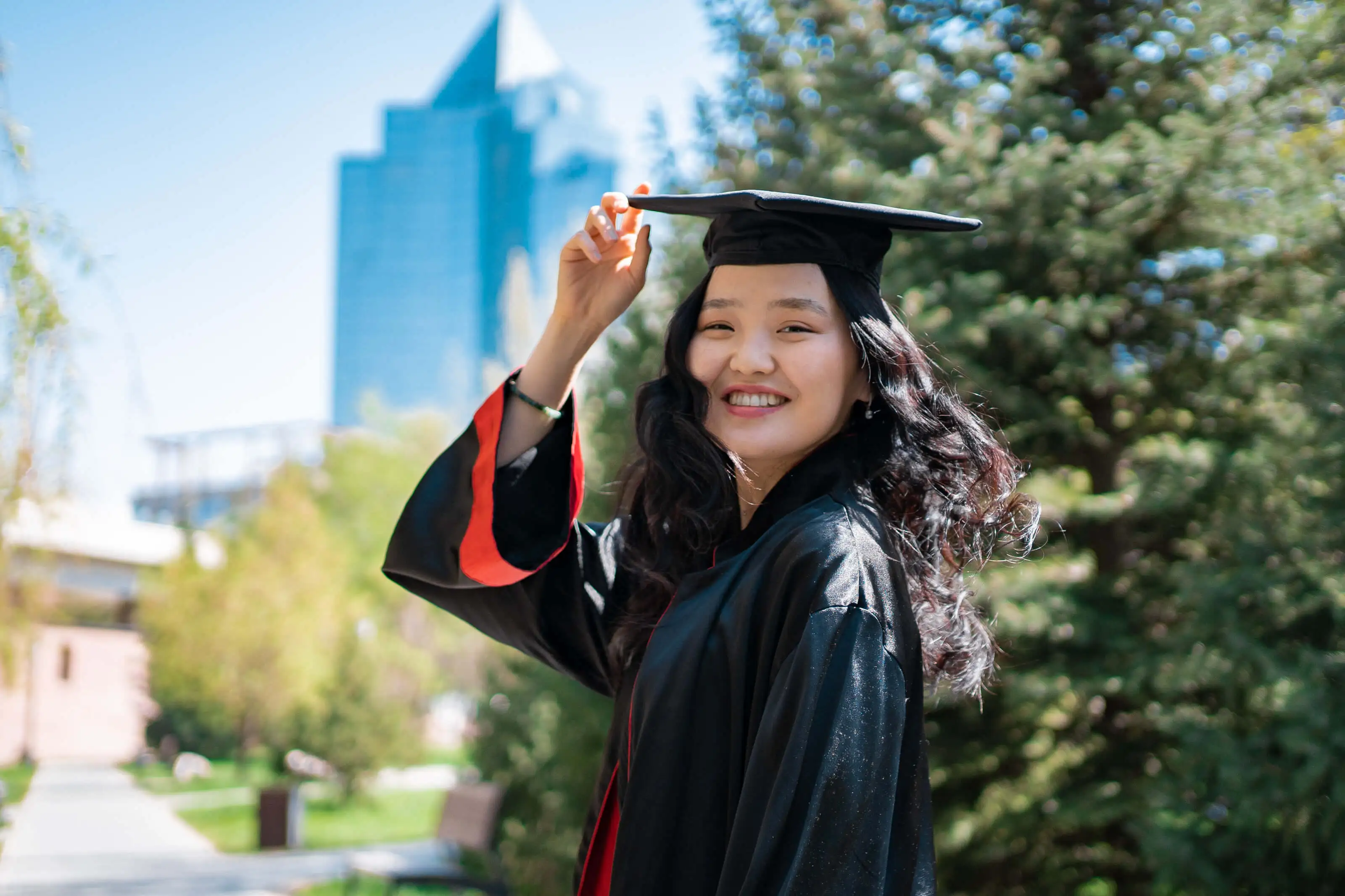 Студенты изучают материалы с наставниками Ivy Course